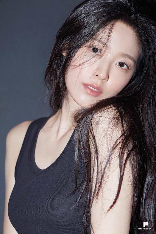 노란 수영복에 섹시한 몸매 어필하는 존예 처자