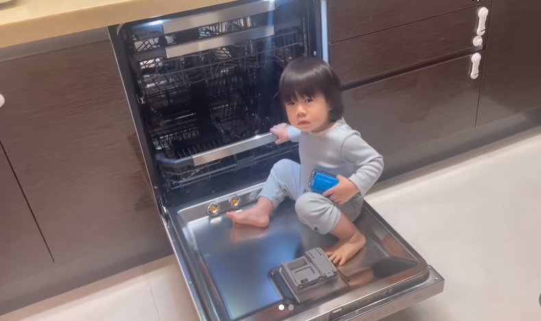 노란 수영복에 섹시한 몸매 어필하는 존예 처자