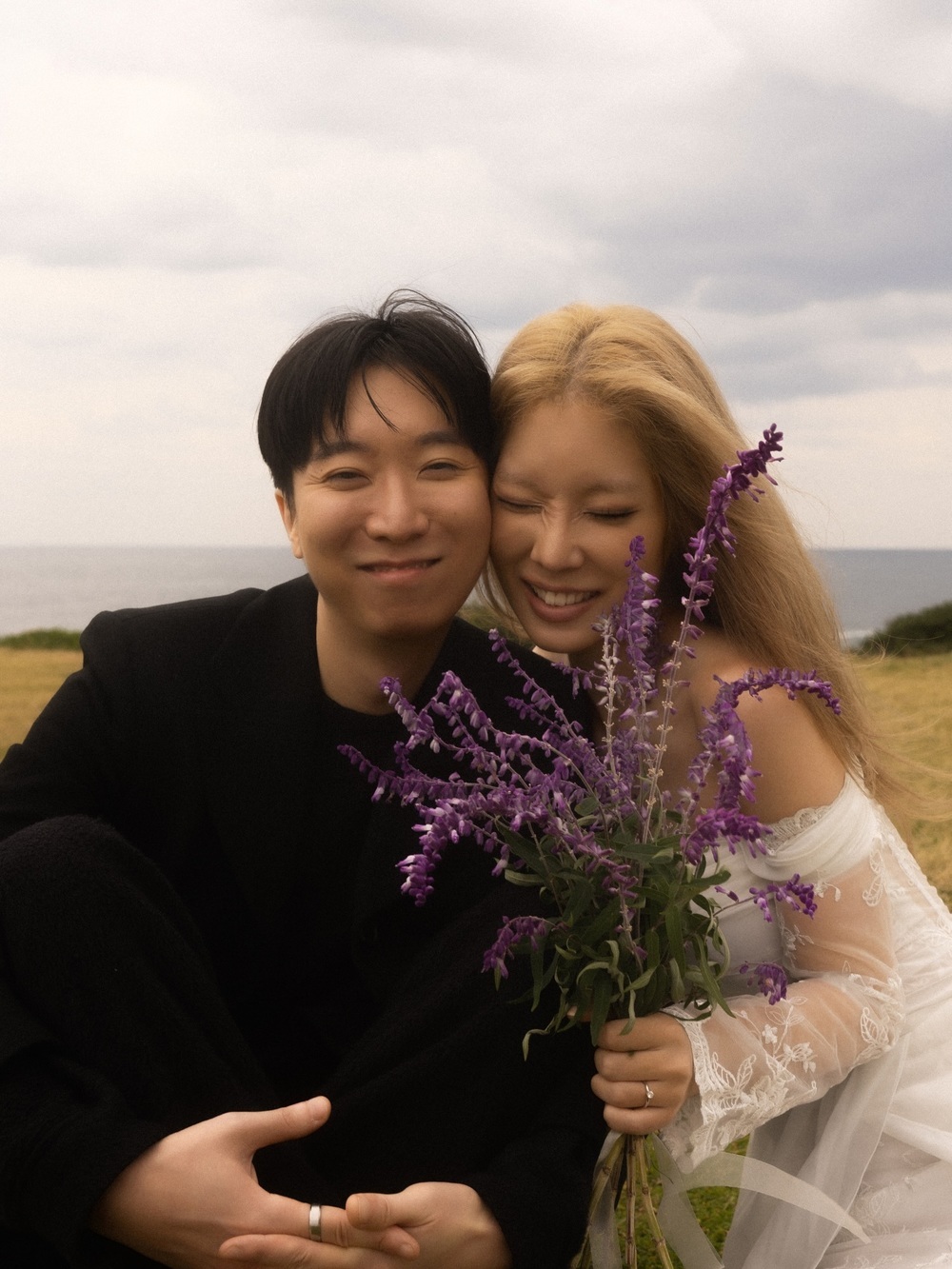 노란 수영복에 섹시한 몸매 어필하는 존예 처자