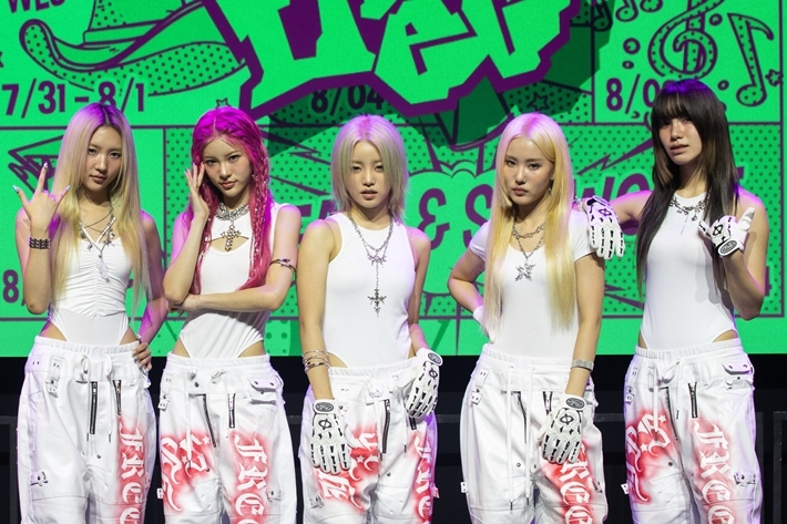 노란 수영복에 섹시한 몸매 어필하는 존예 처자