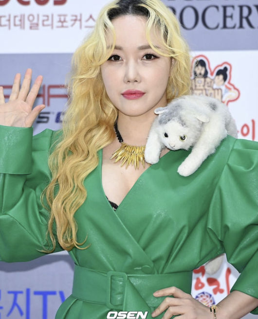 노란 수영복에 섹시한 몸매 어필하는 존예 처자