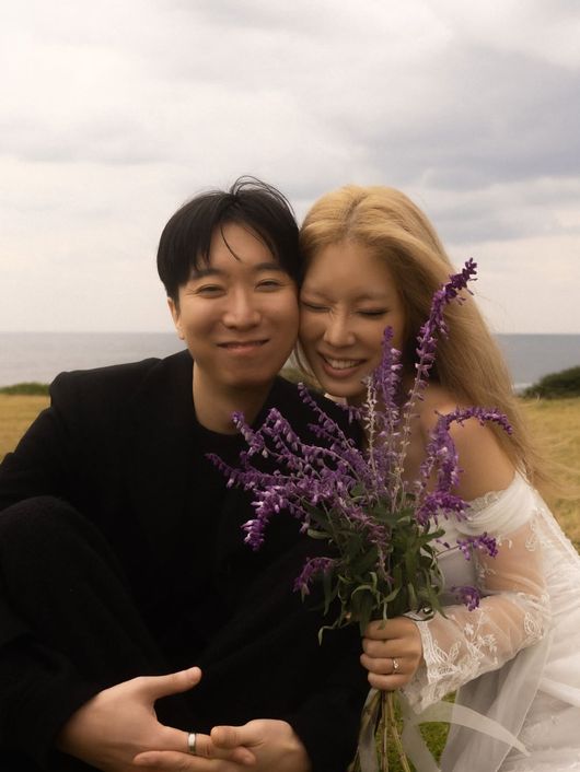 노란 수영복에 섹시한 몸매 어필하는 존예 처자