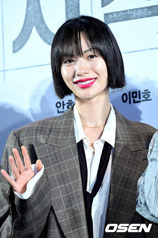 노란 수영복에 섹시한 몸매 어필하는 존예 처자