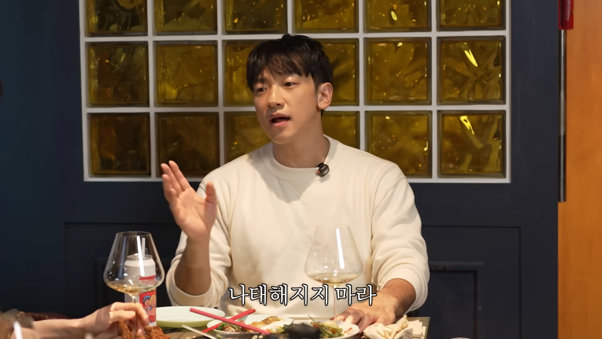 노란 수영복에 섹시한 몸매 어필하는 존예 처자