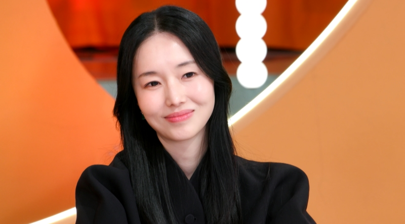 노란 수영복에 섹시한 몸매 어필하는 존예 처자