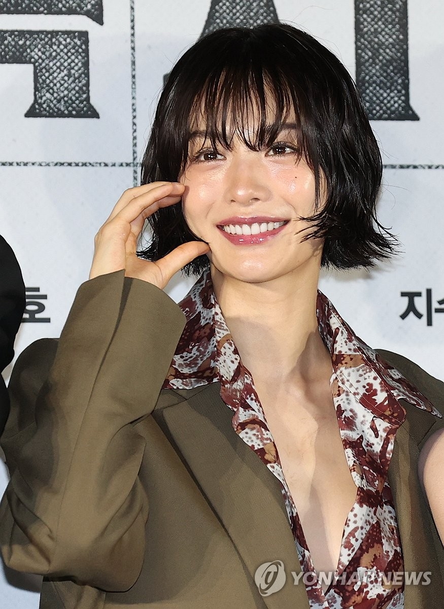 노란 수영복에 섹시한 몸매 어필하는 존예 처자