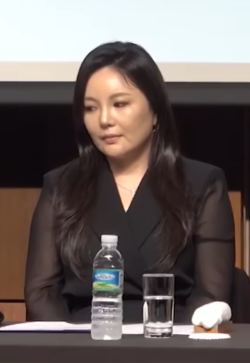 노란 수영복에 섹시한 몸매 어필하는 존예 처자