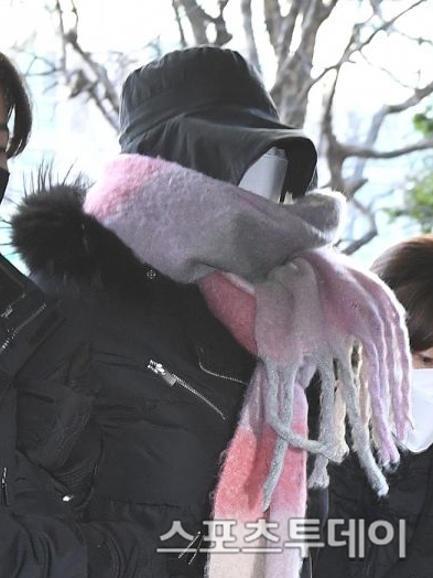 노란 수영복에 섹시한 몸매 어필하는 존예 처자