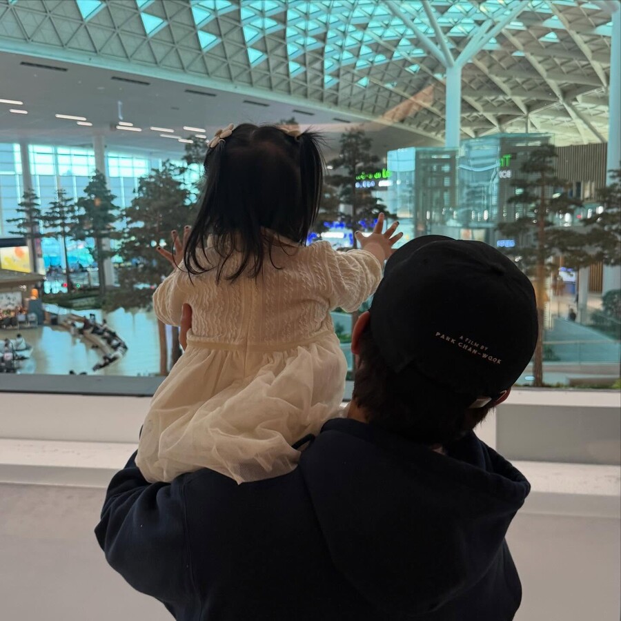 노란 수영복에 섹시한 몸매 어필하는 존예 처자