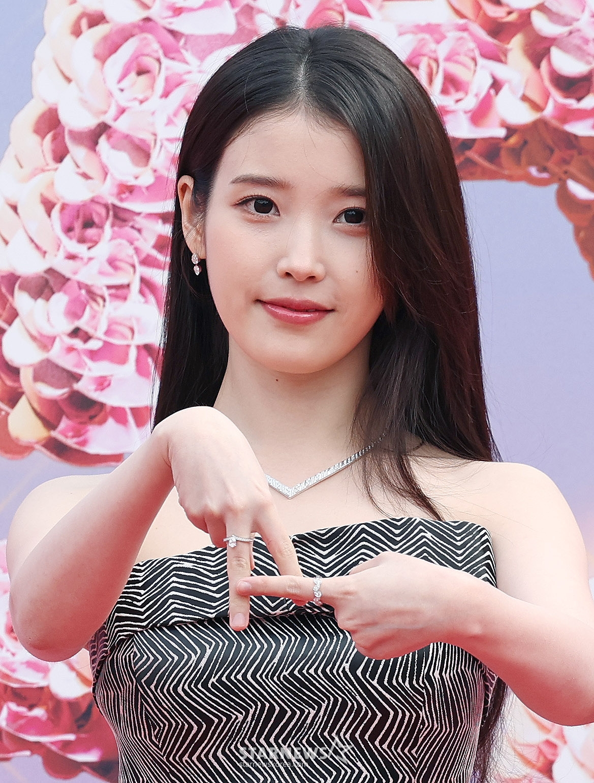 노란 수영복에 섹시한 몸매 어필하는 존예 처자