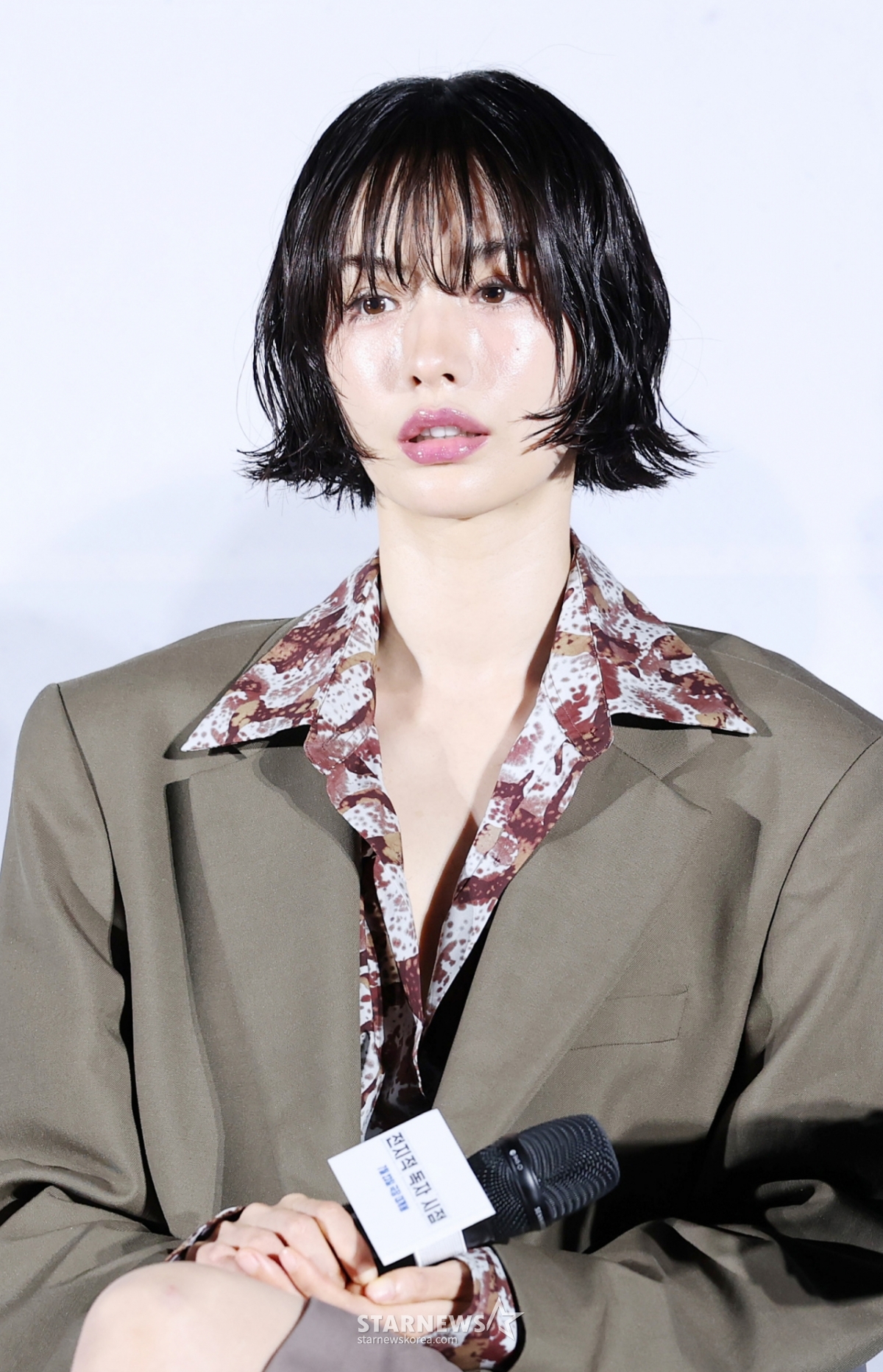 노란 수영복에 섹시한 몸매 어필하는 존예 처자