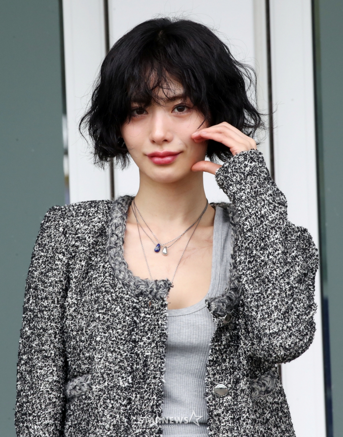 노란 수영복에 섹시한 몸매 어필하는 존예 처자