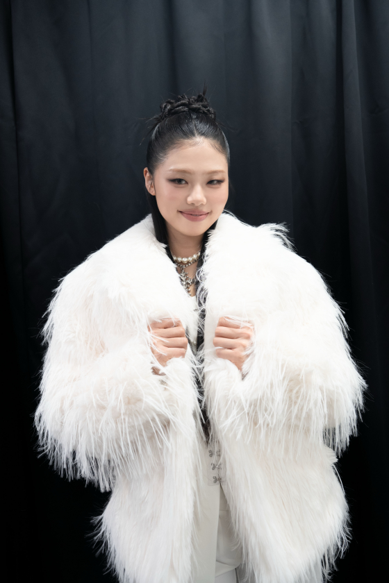 노란 수영복에 섹시한 몸매 어필하는 존예 처자