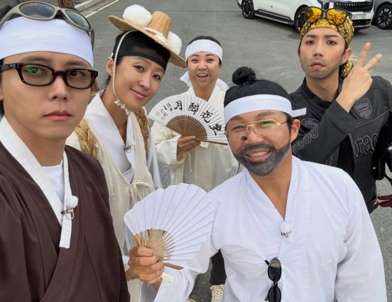 노란 수영복에 섹시한 몸매 어필하는 존예 처자