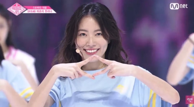 노란 수영복에 섹시한 몸매 어필하는 존예 처자