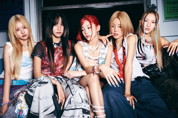 노란 수영복에 섹시한 몸매 어필하는 존예 처자