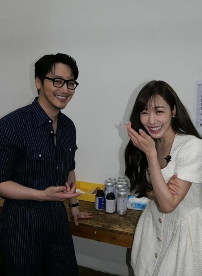 노란 수영복에 섹시한 몸매 어필하는 존예 처자