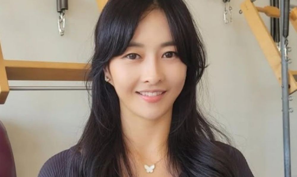 노란 수영복에 섹시한 몸매 어필하는 존예 처자