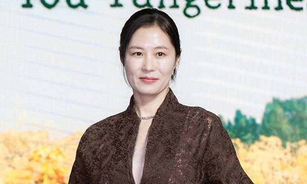 노란 수영복에 섹시한 몸매 어필하는 존예 처자