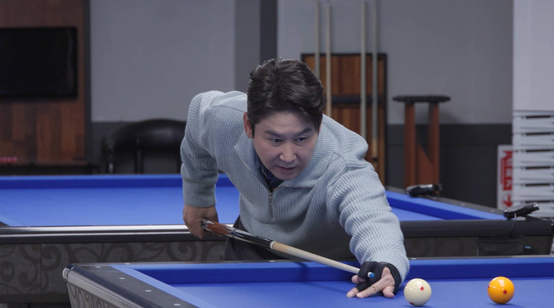 노란 수영복에 섹시한 몸매 어필하는 존예 처자