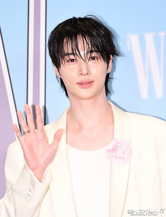 노란 수영복에 섹시한 몸매 어필하는 존예 처자