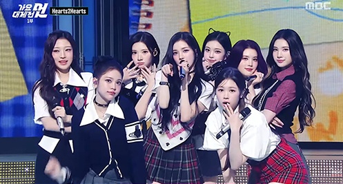 노란 수영복에 섹시한 몸매 어필하는 존예 처자