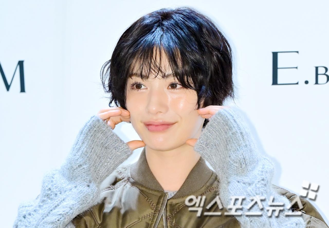 노란 수영복에 섹시한 몸매 어필하는 존예 처자