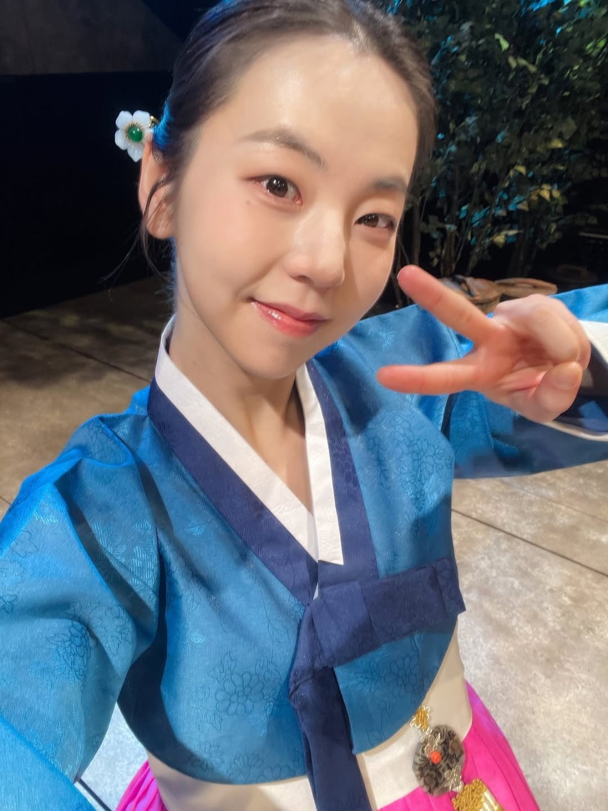 노란 수영복에 섹시한 몸매 어필하는 존예 처자