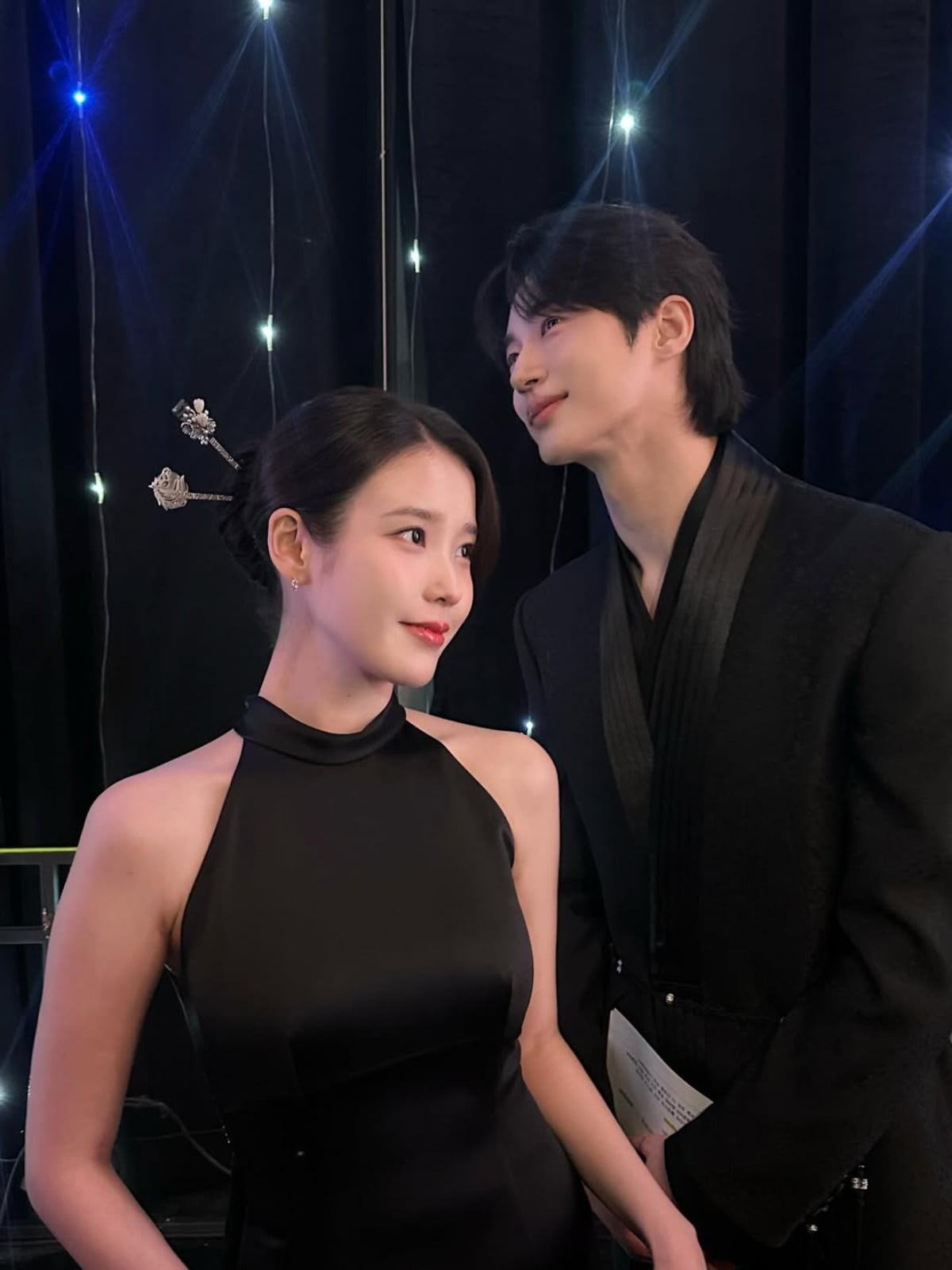 노란 수영복에 섹시한 몸매 어필하는 존예 처자