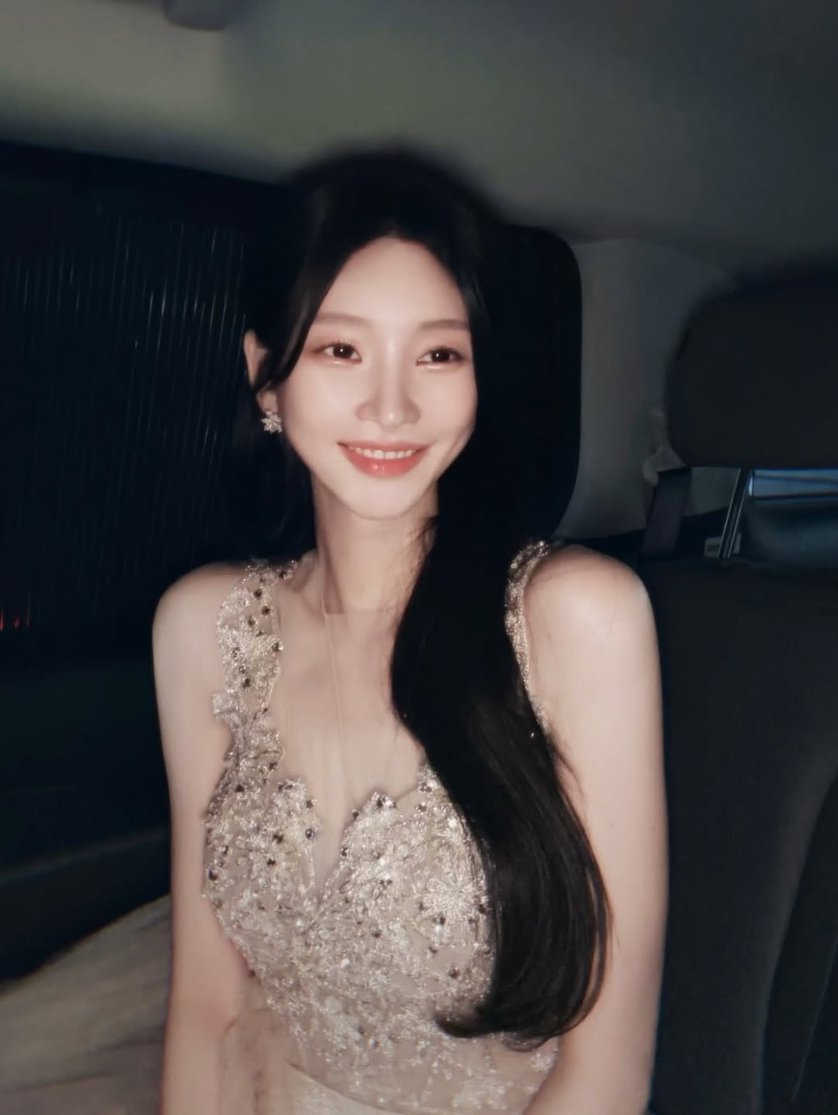 노란 수영복에 섹시한 몸매 어필하는 존예 처자