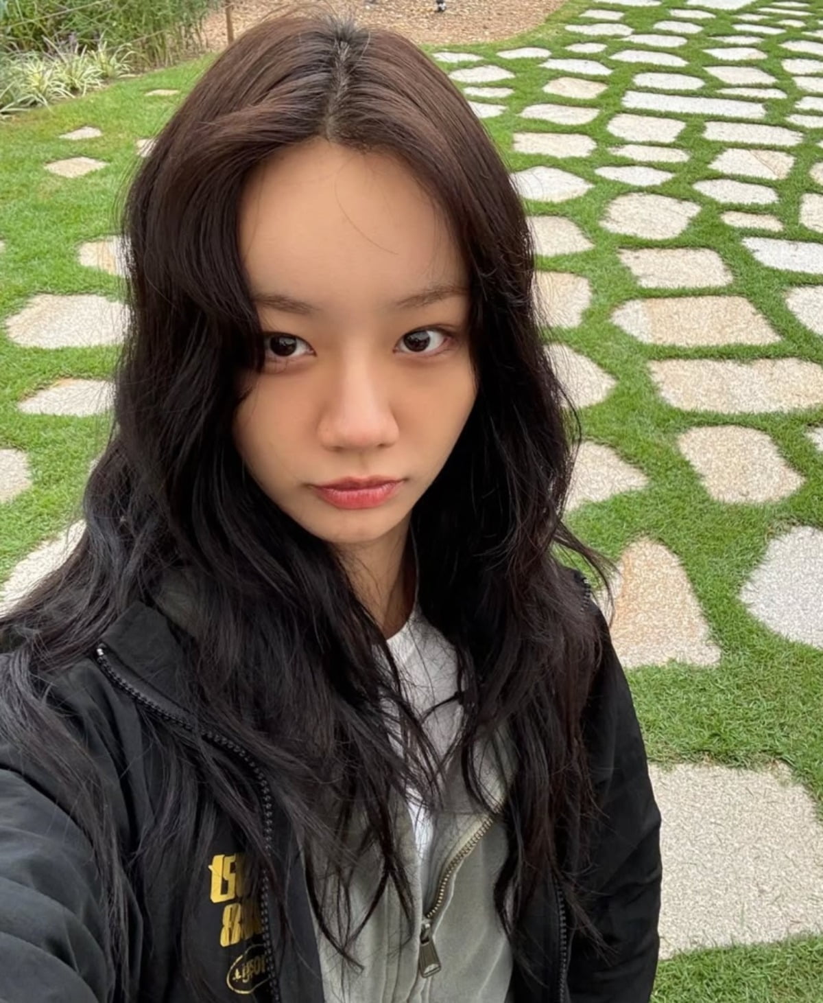 노란 수영복에 섹시한 몸매 어필하는 존예 처자