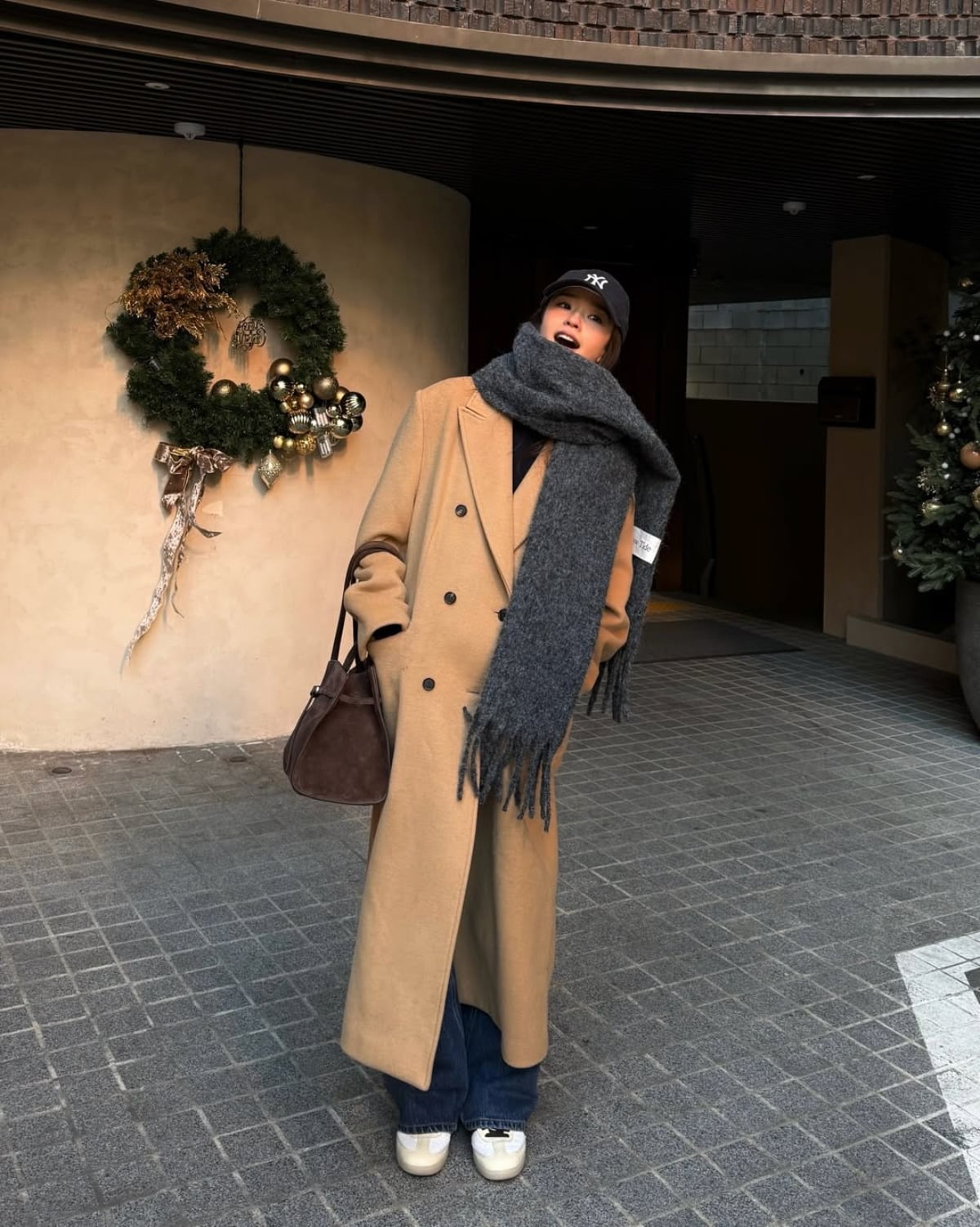 노란 수영복에 섹시한 몸매 어필하는 존예 처자