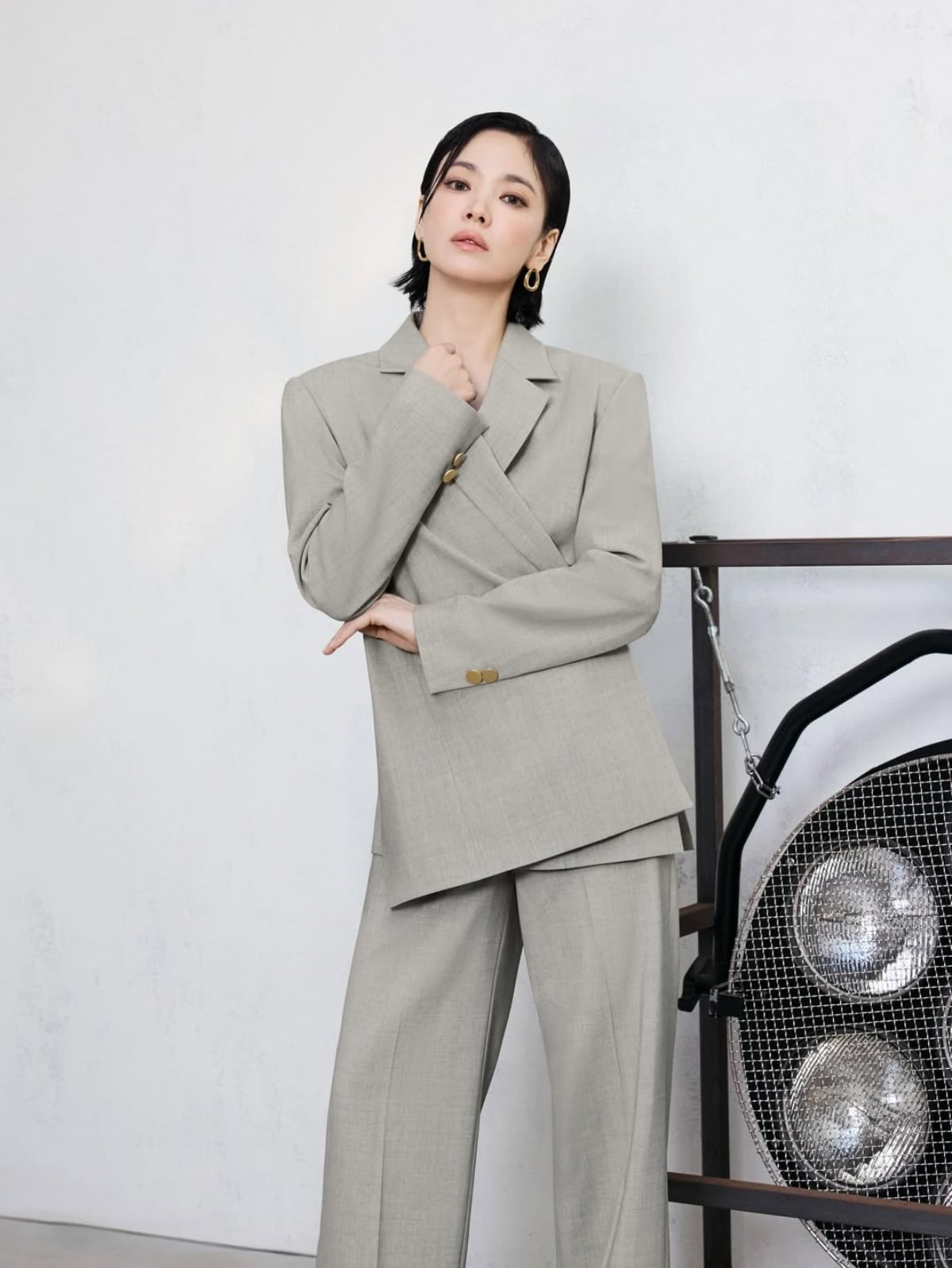 노란 수영복에 섹시한 몸매 어필하는 존예 처자