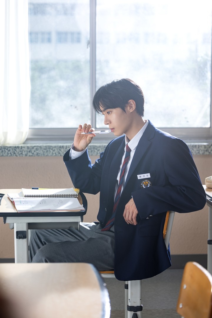 노란 수영복에 섹시한 몸매 어필하는 존예 처자