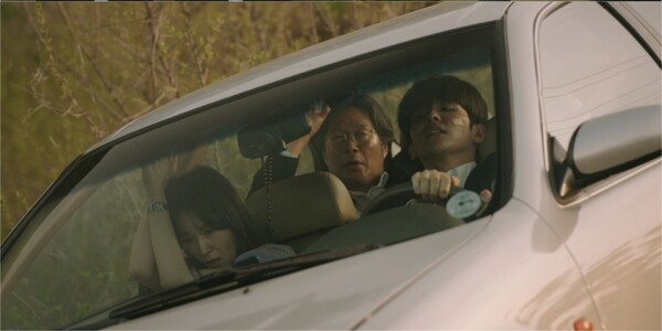 노란 수영복에 섹시한 몸매 어필하는 존예 처자