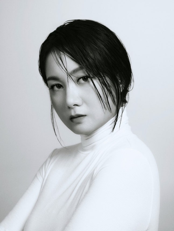 노란 수영복에 섹시한 몸매 어필하는 존예 처자