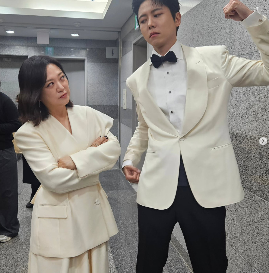 노란 수영복에 섹시한 몸매 어필하는 존예 처자