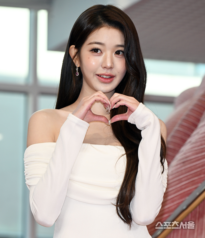 노란 수영복에 섹시한 몸매 어필하는 존예 처자