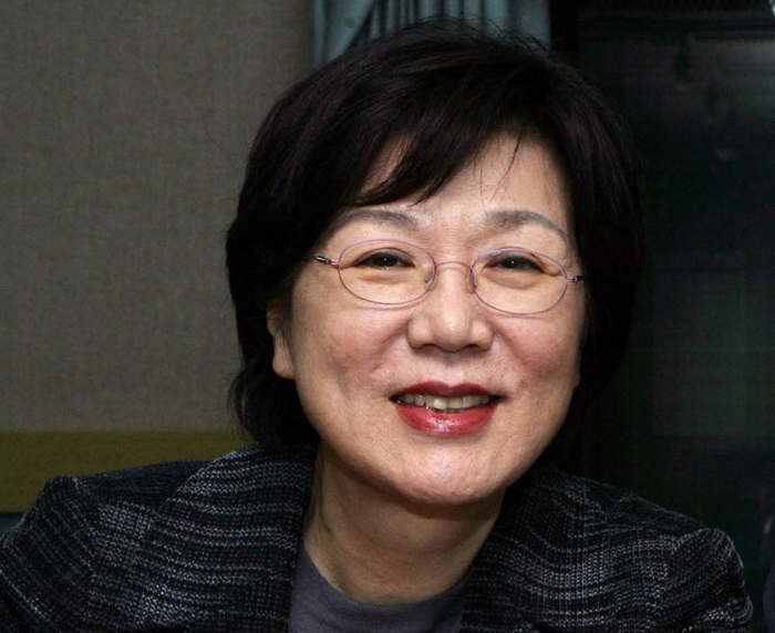 노란 수영복에 섹시한 몸매 어필하는 존예 처자