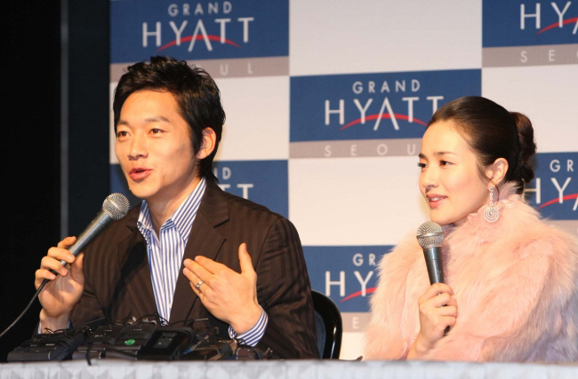 노란 수영복에 섹시한 몸매 어필하는 존예 처자