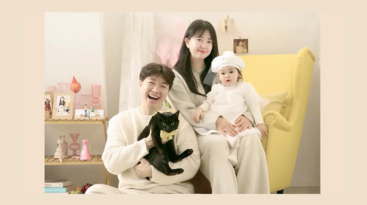 노란 수영복에 섹시한 몸매 어필하는 존예 처자