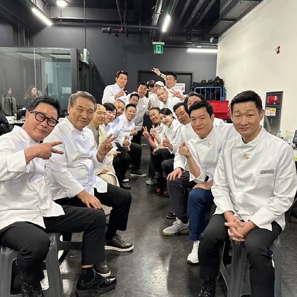 노란 수영복에 섹시한 몸매 어필하는 존예 처자