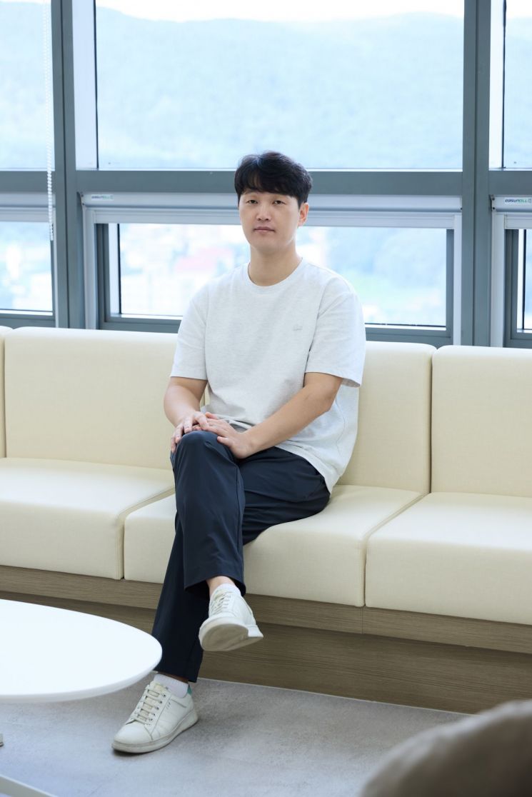 노란 수영복에 섹시한 몸매 어필하는 존예 처자