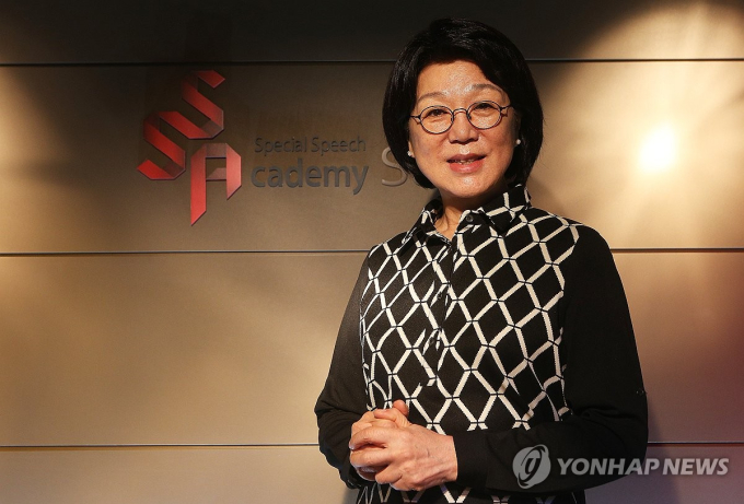 노란 수영복에 섹시한 몸매 어필하는 존예 처자