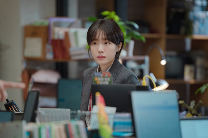 노란 수영복에 섹시한 몸매 어필하는 존예 처자