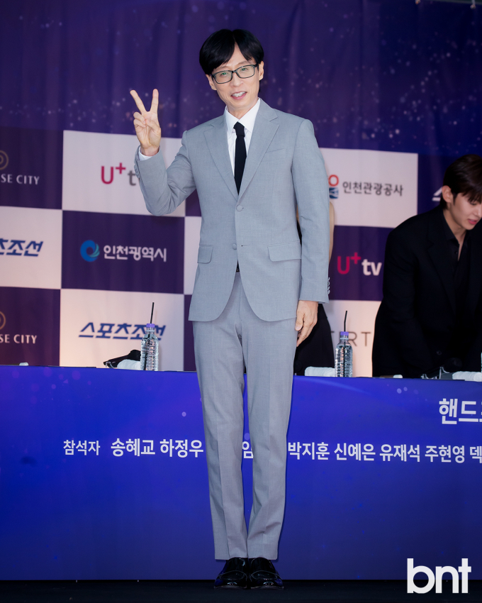 노란 수영복에 섹시한 몸매 어필하는 존예 처자