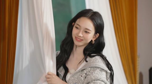 노란 수영복에 섹시한 몸매 어필하는 존예 처자