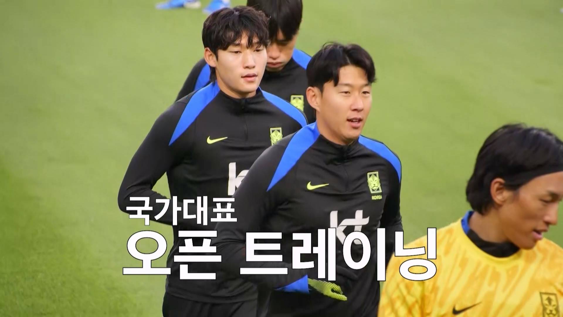 노란 수영복에 섹시한 몸매 어필하는 존예 처자