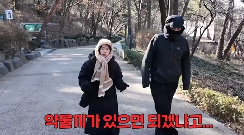 노란 수영복에 섹시한 몸매 어필하는 존예 처자