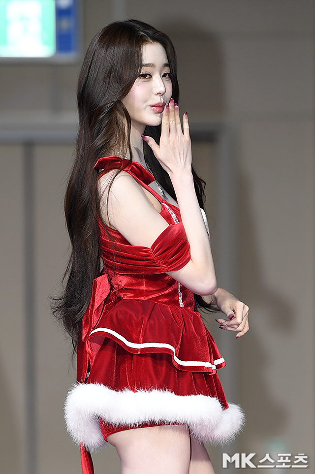 노란 수영복에 섹시한 몸매 어필하는 존예 처자